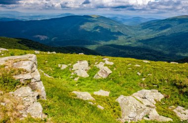 dağ sırtı üstüne Vadisi'nde büyük kayalar