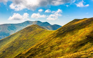 geç yaz aylarında dağ yamaçlar
