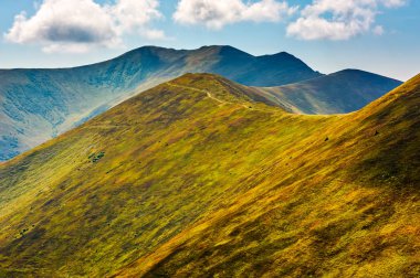 geç yaz aylarında dağ yamaçlar