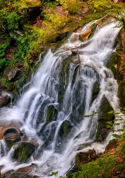 Wodospad Szypot w Carpathian forest — Zdjęcie stockowe