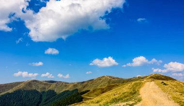 Yaz aylarında dağ sırtı yol