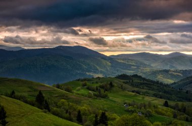 gün batımında tepelerde tarım alanları