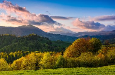 Bahar bulutlu gün batımında dağ kırsal alanda 