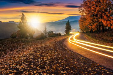 kırsal yol araba gün batımında