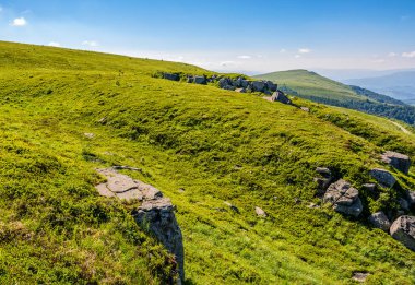 dağ sırtı üzerine büyük kayalar