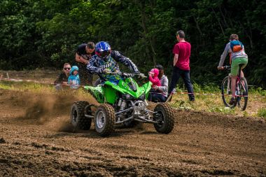 ATV kir parça hızlanan binici.