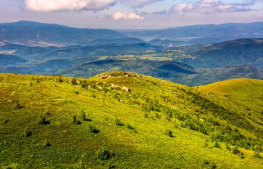 dağ sırtı üzerine büyük kayalar