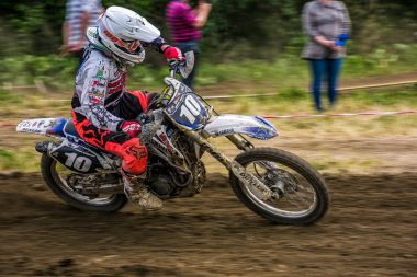 MX binici bir çamura döner. Hareket Bulanıklığı kir uçan