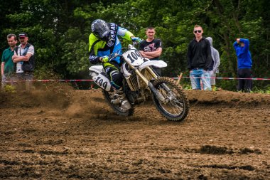 Kir parça hızlanan enduro motor binici