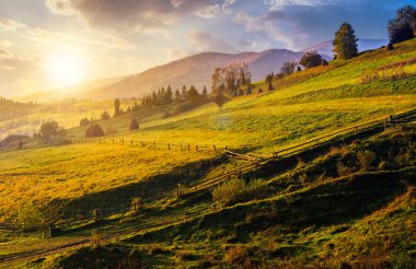 Tarımsal alanların hills adlı gündoğumu