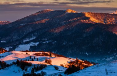 Kış gündoğumu dağlık kırsal alanda
