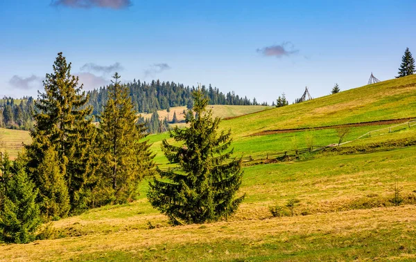 Góry obszaru wiejskiego w późnej wiosny — Zdjęcie stockowe