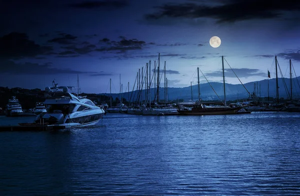Yacht al molo di notte — Foto Stock