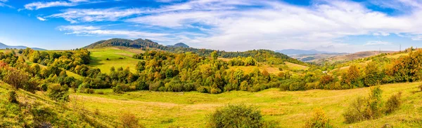 Panoramautsikt över ängen på sluttningen av bergskedjan — Stockfoto