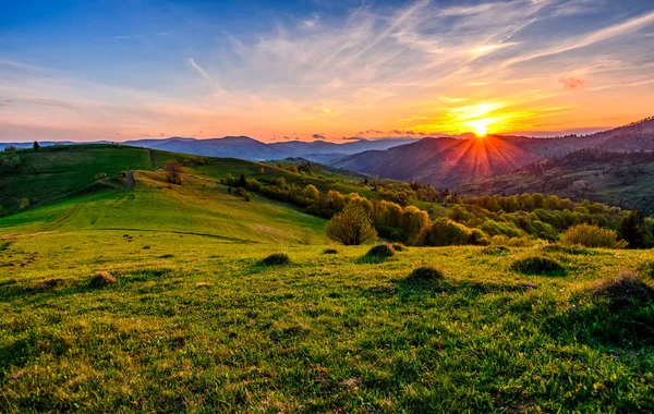 Bahar bulutlu gün batımında dağ kırsal alanda 