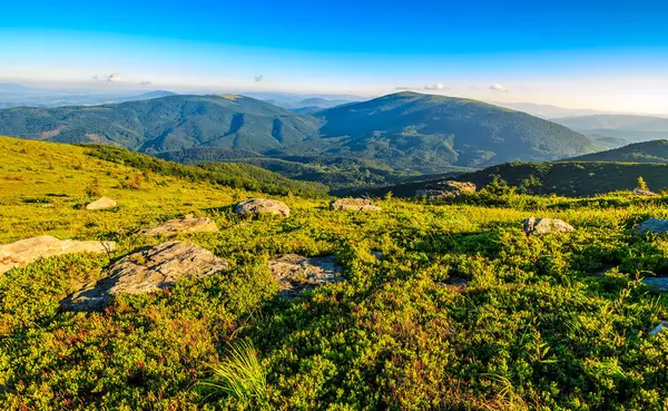 Enorme keien op weide bovenop bergrug — Stockfoto