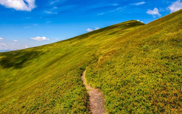 Caminho através do cume da montanha — Fotografia de Stock