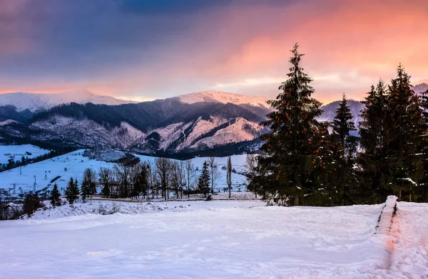 Rojo invierno puesta de sol en las montañas —  Fotos de Stock