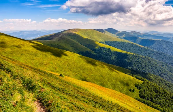 Caminho através do cume da montanha — Fotografia de Stock