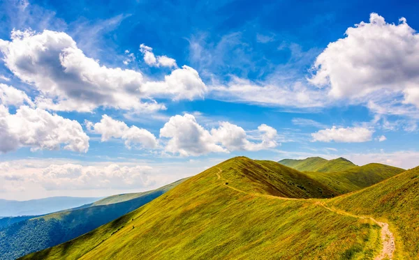 Väg genom berget åsen — Stockfoto