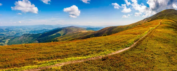Hillside panorama i bergen med väg uppför — Stockfoto