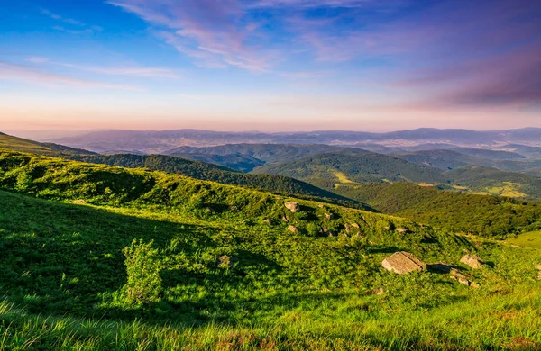 草甸与巨石在喀尔巴阡山脉在夏天 — 图库照片