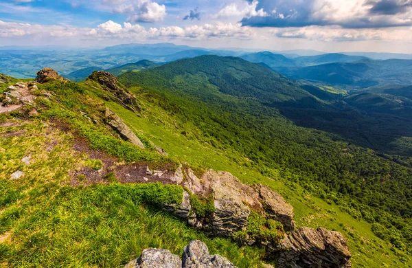 tepe tarafı kayalar Karpat Dağları ile