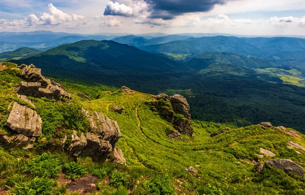 Tepe tarafı kayalar Karpat Dağları ile — Stok fotoğraf