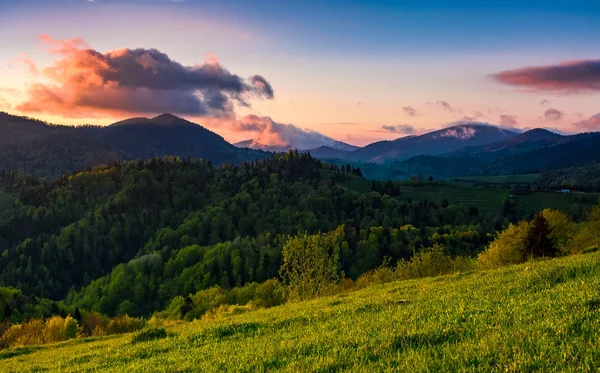 Bahar bulutlu gün batımında dağ kırsal alanda 