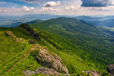 patika amoung büyük kayalar bir tepenin kenarında