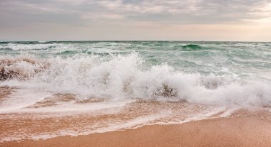 Dalgalar kumsalda çalışan deniz