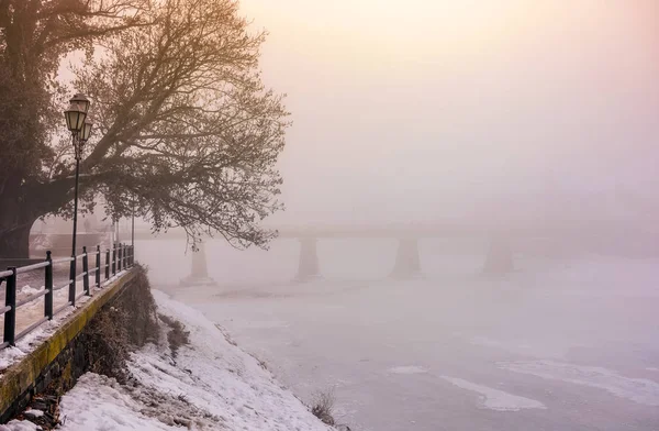 Sisli sabah donmuş Nehri Köprüsü yakınlarında — Stok fotoğraf