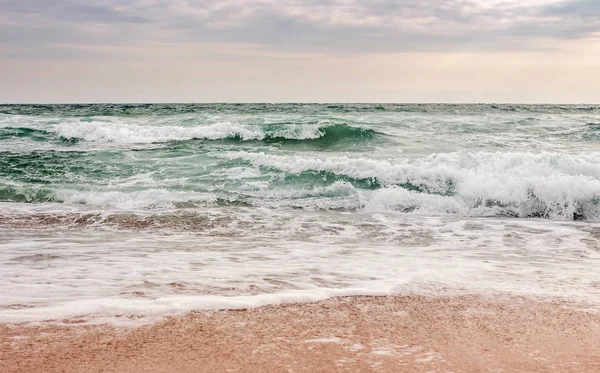 Ondas do mar correndo na praia arenosa — Fotografia de Stock