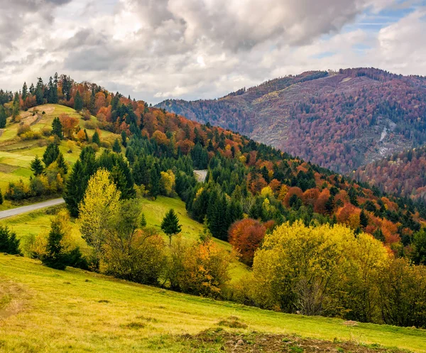 Mountainious obszar wiejski późną jesienią — Zdjęcie stockowe