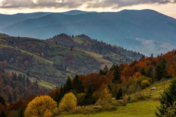 Mountainious obszar wiejski późną jesienią — Zdjęcie stockowe