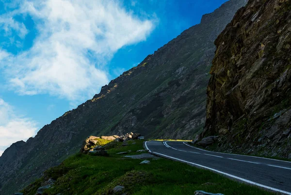 边上的山坡路 — 图库照片