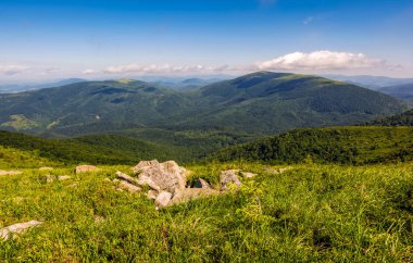 hillside kenarında büyük kayalar