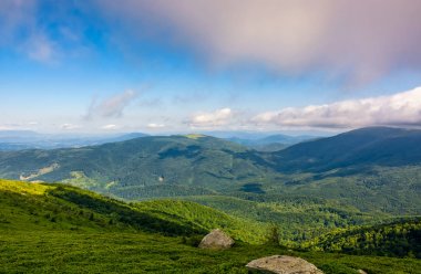 çimenli hillside Karpat Dağları'nın buzlu