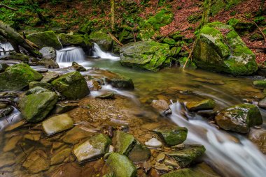 kayalar arasında nehrinde küçük çağlayan