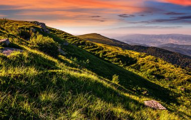 gün batımında hillside arkasındaki tepe ile dağ sırtı