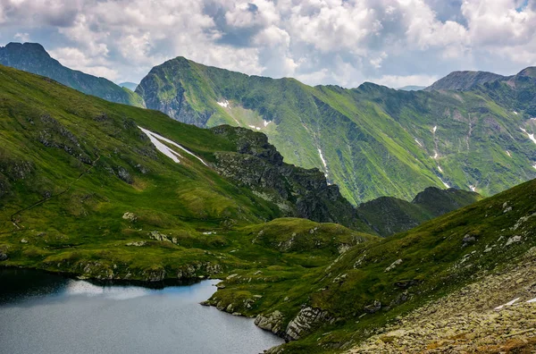 Göl ile hillside karda dağlarda