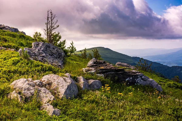 Epický východ slunce v vysoký horský hřeben — Stock fotografie