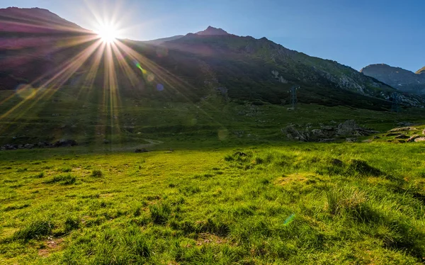 Soluppgång i dalen av transfagarasan berg — Stockfoto