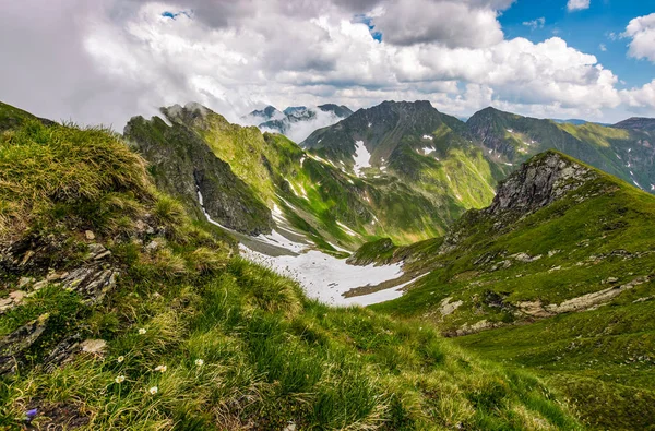 Tal in rumänischen Bergen Blick vom Rand oben — Stockfoto