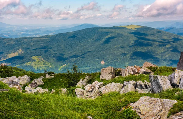 Obrovské balvany na okraji svahu — Stock fotografie