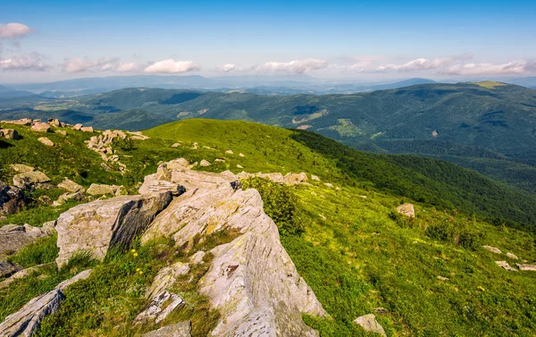 hillside kenarında büyük kayalar