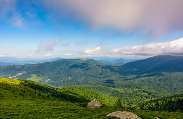 çimenli hillside Karpat Dağları'nın buzlu