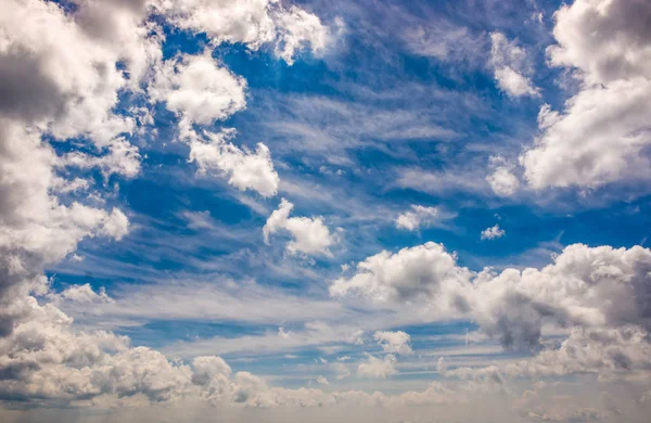 Cielo drammatico con disposizione dinamica delle nuvole — Foto Stock