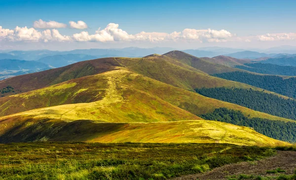 Laderas de montaña a finales del verano — Foto de Stock