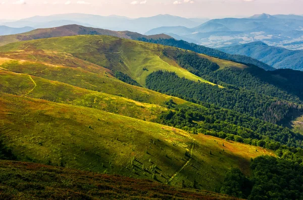 Hegyi hegyoldalakon a nyár végén — Stock Fotó